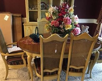 Dining table & chairs - matches hutch, Tiara basket
