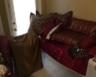 King size comforter set with pillows - very nice!!