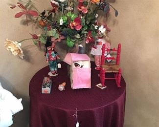 Small round table, flower arrangement