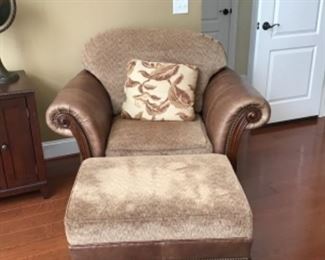 Absolutely gorgeous Clayton Marcus sofa and chairs beautiful condition pet free smoke free home