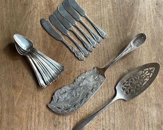 COLLECTION SILVERPLATE | including a pierced server and a fish server (12 in.), various butter knives, and 8 teaspoons 