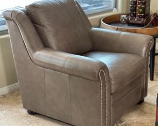 Bradington Young Newman Leather Power Recliner Chair Nailhead 38x40.5x38in HxWxD
