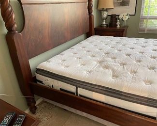 King Size Poster Bed w/ adjustable Beauty Rest mattress 88x84x93in HxWxD