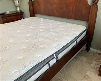 King Size Poster Bed w/ adjustable Beauty Rest mattress 88x84x93in HxWxD
