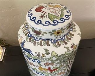 Antique Chinese Large Porcelain Crackle Ginger Jar with cover 10.25in. Tall 7.25in diameter