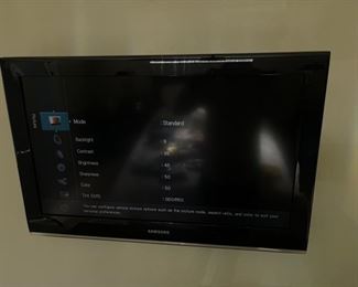 Samsung Ln32B530P7FUZA 32in. Flat screen HDTV 1080p 31.5in X 20.5in.