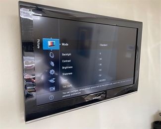 Samsung Ln32B530P7FUZA 32in. Flat screen HDTV 1080p 31.5in X 20.5in.