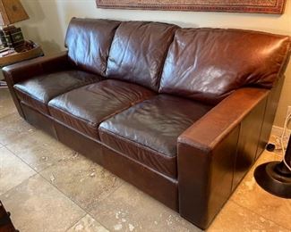 Moroni Grandeur Italian Leather Sofa	36x86.5x44in	HxWxD
