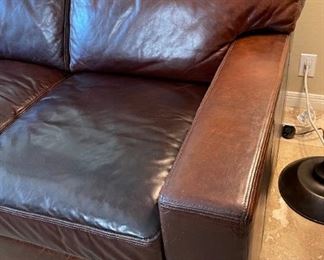 Moroni Grandeur Italian Leather Sofa	36x86.5x44in	HxWxD
