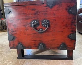 Metal Accent Chest/Trunk Coffee Table	20x42x22in	HxWxD
