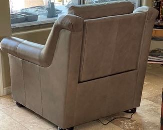 Bradington Young Newman Leather Power Recliner Chair Nailhead	38x40.5x38in	HxWxD
