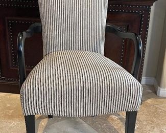 Contemporary Black White Accent Chair	40x22x23in	HxWxD
