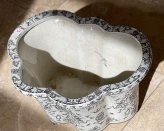 Large JUWC 1887 United Wilson Porcelain Pot Pottery	12x19x14in	HxWxD
