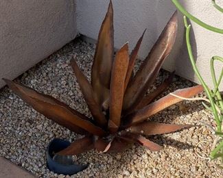Rustic Metal Agave LG	17 x 26 x 16	HxWxD

