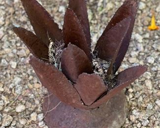 #4 Rustic Metal Agave  Sm	10 inches high	
