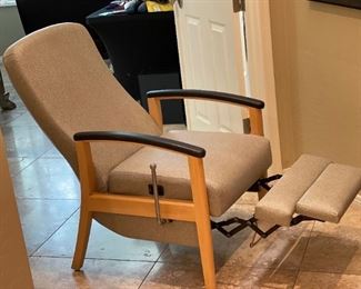 Nemschoff Orthopedic Chair Recliner	42 x 28 x 32	HxWxD
