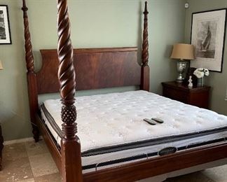 King Size Poster Bed w/ adjustable Beauty Rest mattress	88x84x93in	HxWxD
