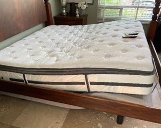 King Size Poster Bed w/ adjustable Beauty Rest mattress	88x84x93in	HxWxD
