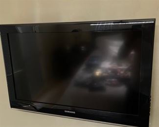 Samsung Ln32B530P7FUZA 32in. Flat screen HDTV 1080p	31.5in X 20.5in.