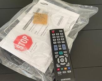 Samsung Ln32B530P7FUZA 32in. Flat screen HDTV 1080p	31.5in X 20.5in.