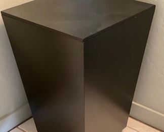 Contemporary Pedestal Stand	24x17x17in	HxWxD