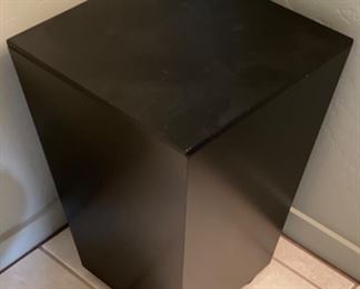 Contemporary Pedestal Stand	24x17x17in	HxWxD