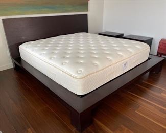 Contemporary Dark Wood King Bed	42x90x90in	HxWxD