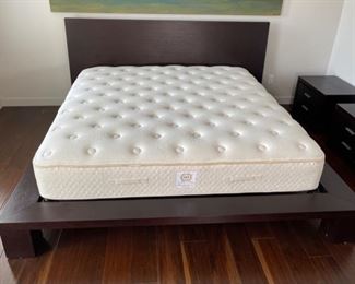 Contemporary Dark Wood King Bed	42x90x90in	HxWxD