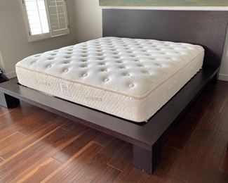 Contemporary Dark Wood King Bed	42x90x90in	HxWxD