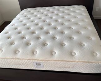 Contemporary Dark Wood King Bed	42x90x90in	HxWxD