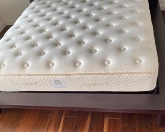 Contemporary Dark Wood King Bed	42x90x90in	HxWxD