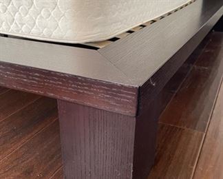 Contemporary Dark Wood King Bed	42x90x90in	HxWxD