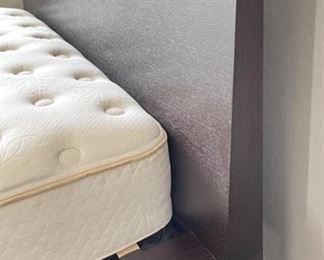 Contemporary Dark Wood King Bed	42x90x90in	HxWxD