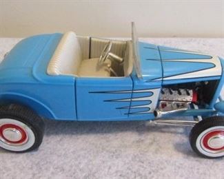 ERTL 1932 Ford Roadster Hot Rod- 7 1/2" x 3"