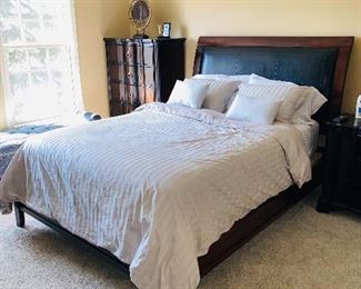 BLACK PLEATHER & WOOD QUEEN SIZE BED
86”L x 64”W x 55”H
