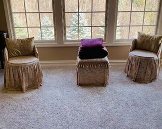 BEIGE / TAUPE ROUND CHAIR (2 AVAILABLE)
17”DIA x 25”H
SQUARE CHAIR
18”L x 18”W x 17”H