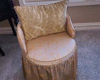 BEIGE / TAUPE ROUND CHAIR (2 AVAILABLE)
17”DIA x 25”H
