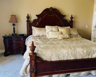UNIVERSAL FURNITURE KING SIZE BEDROOM SET KING SIZE BED
92”L x 82”W x 76”H