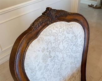 GORGEOUS AMERICAN DREW DINING TABLE WITH 8 CHAIRS (2 EXTRA LEAF AVAILABLE)
74”L x 46”W x 31”H WITHOUT LEAVES