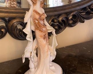 FIGURINES