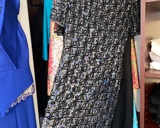 WOMENS DRESSES AND CLOTHING