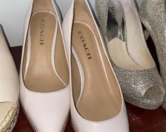 WOMENS DESIGNER SHOES SIZE 7.5