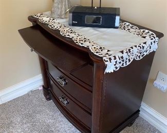 3 DRAWER NIGHTSTAND
28”L x 17”D x 29.5”H