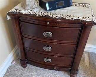 3 DRAWER NIGHTSTAND
28”L x 17”D x 29.5”H