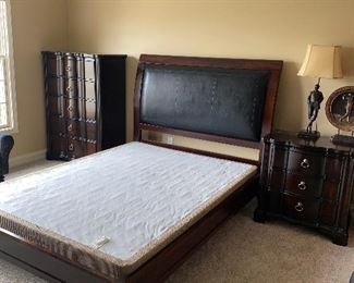 BLACK PLEATHER & WOOD QUEEN SIZE BED
86”L x 64”W x 55”H