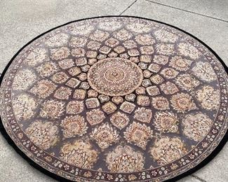 Round area rug, at least 8' wide