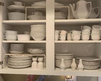 Full set of China / everyday dishes
Real English Ironstone
Mc Adam’s : Sons
England