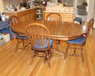 KITCHEN TABLE W/2 LEAFS & 4 CHAIRS