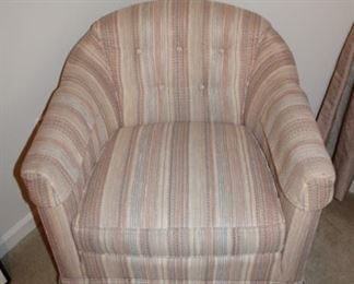 UPHOLSTERED CHAIR