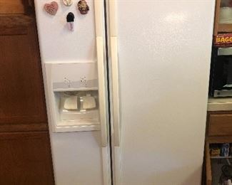 Ice maker with water in door! $150